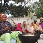 होशियारपुर में आंदोलनकारी किसानों के लिए बन रहीं पिन्नियां।