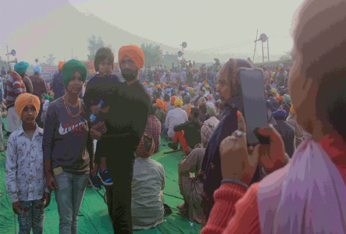 Teams of doctors teachers and students also reached Singhu border in support of farmers