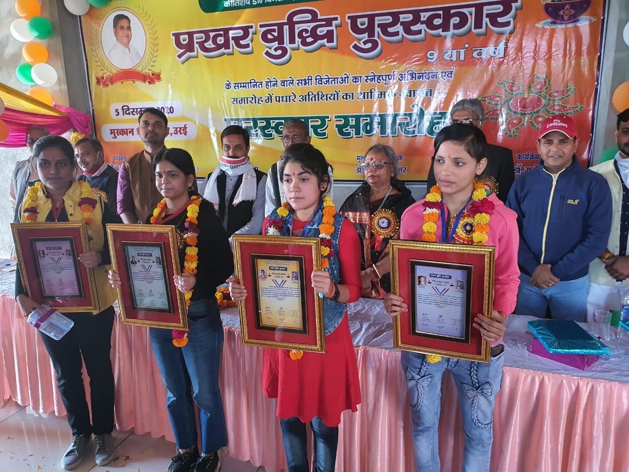 Four meritorious people awarded with brilliant intelligence
