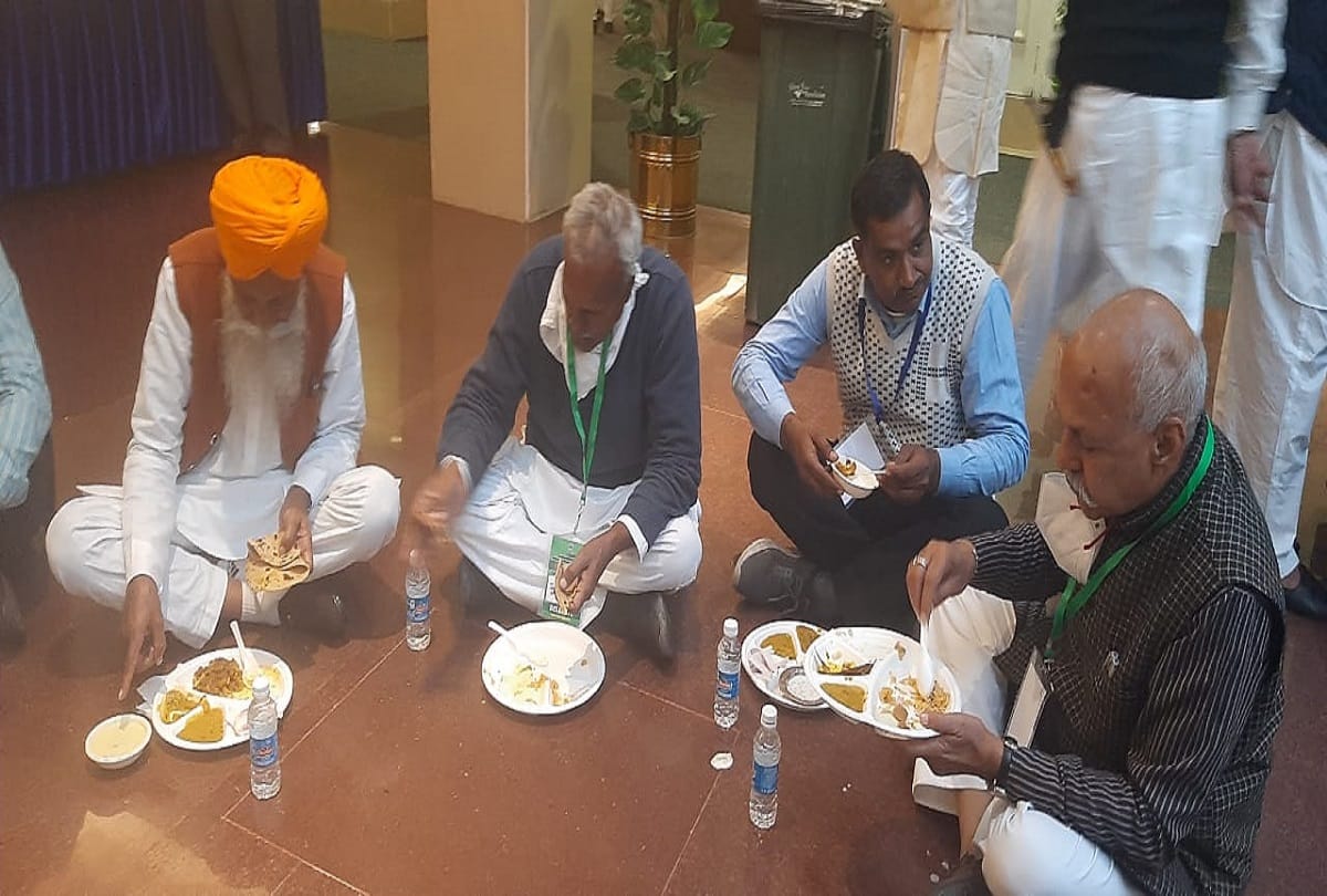 Farmers did not eat government food once again carried their own lunch