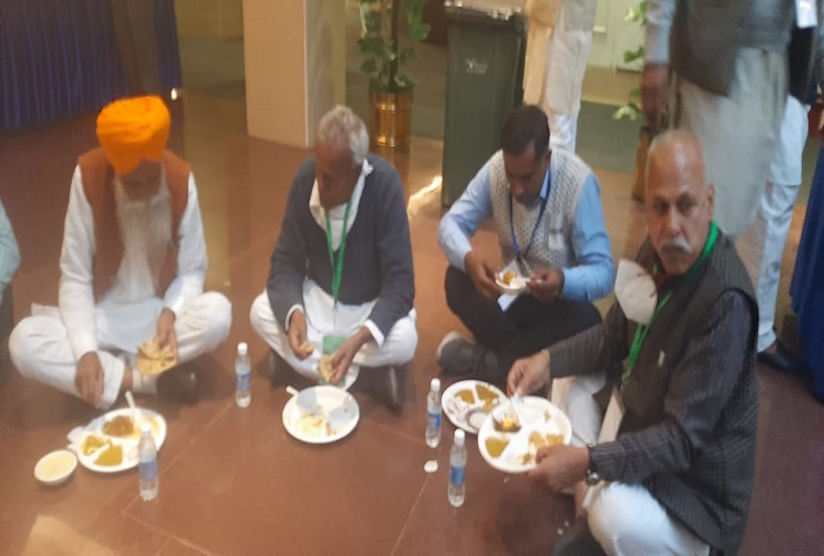 Farmers did not eat government food once again carried their own lunch
