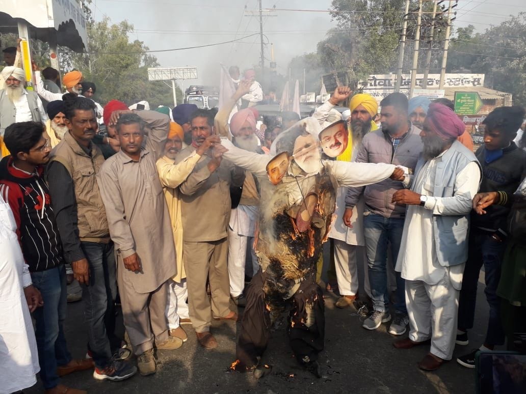 Farmers burnt effigy of government at Baba Bhumanshah Chowk