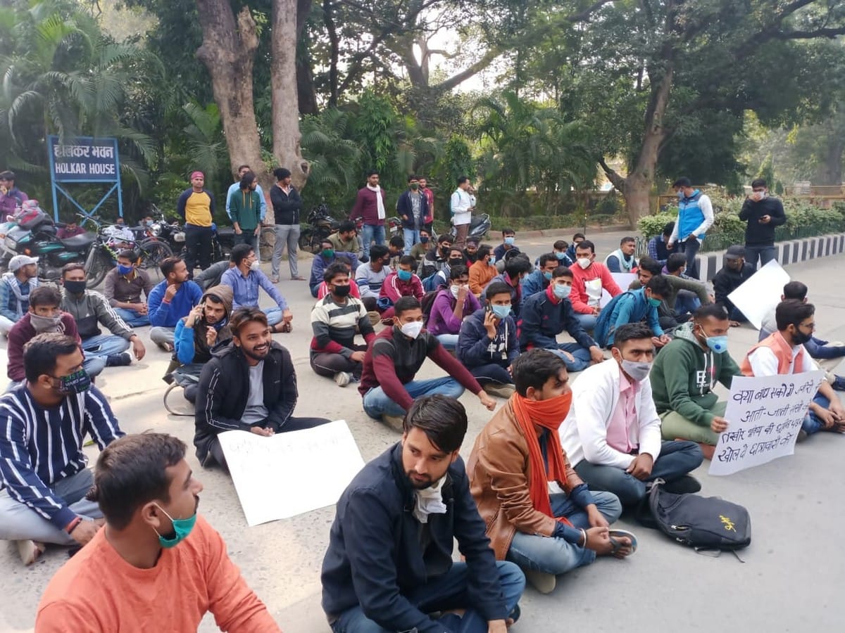 BHU students protesting in front of VC residence for not reopening hostels from two days in varanasi