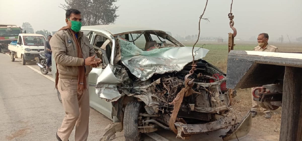two people died three injured in inova car and truck collision accident in varanasi