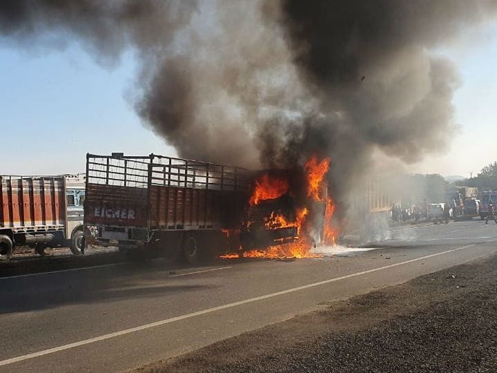 Fire Broke Out After Collision Between Mini Truck And Cement Trail Coming On Side, The Driver Of The Trail Burnt Alive