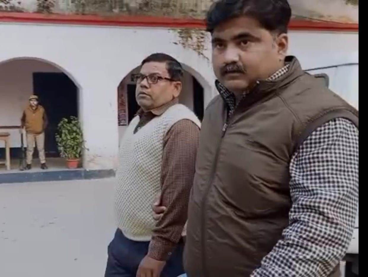 rishvat lete jila panchaayat ka pradhaan lipik giraphtaar