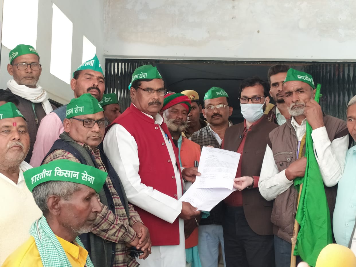 Hiking in protest against agricultural law