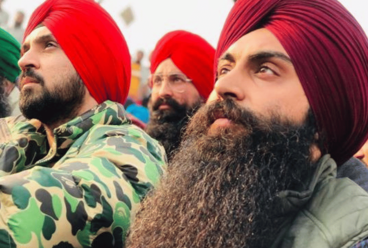 Farmer protest: Diljit Dosanjh posted a picture of elderly farmer who is bathing in winter in open