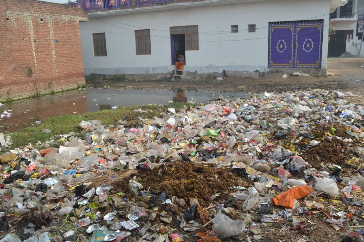 Nirala Nagar: swinging cables, submerged kutcha lanes