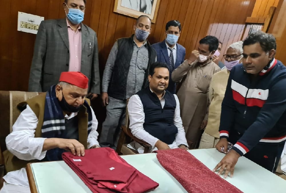Mulayam Singh Yadav did shopping in Khadi Ashram.