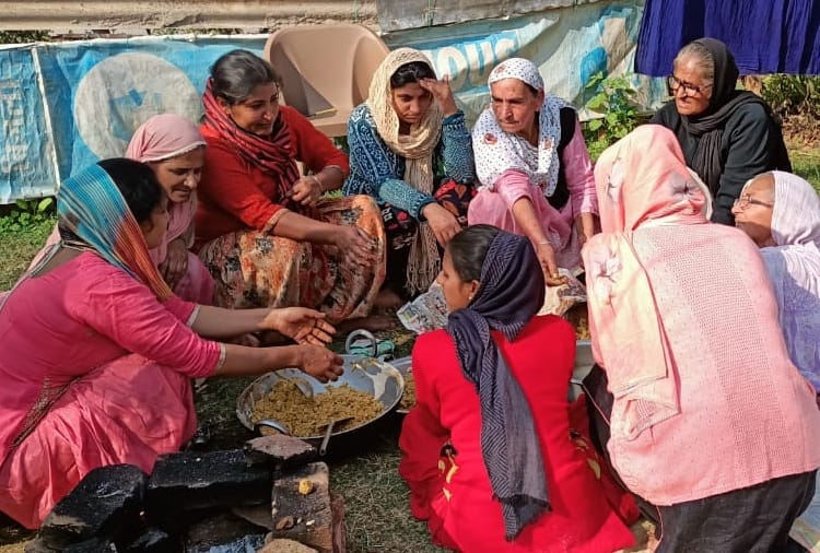 Farmer Protest : Women in Punjab made Sweets for farmers 