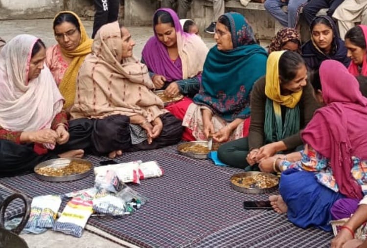 Farmer Protest : Women in Punjab made Sweets for farmers 