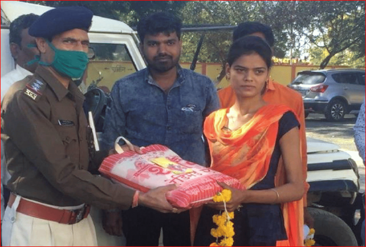 a girl honesty seen in madhya pradesh betul where she found bag full of money and handed over to police