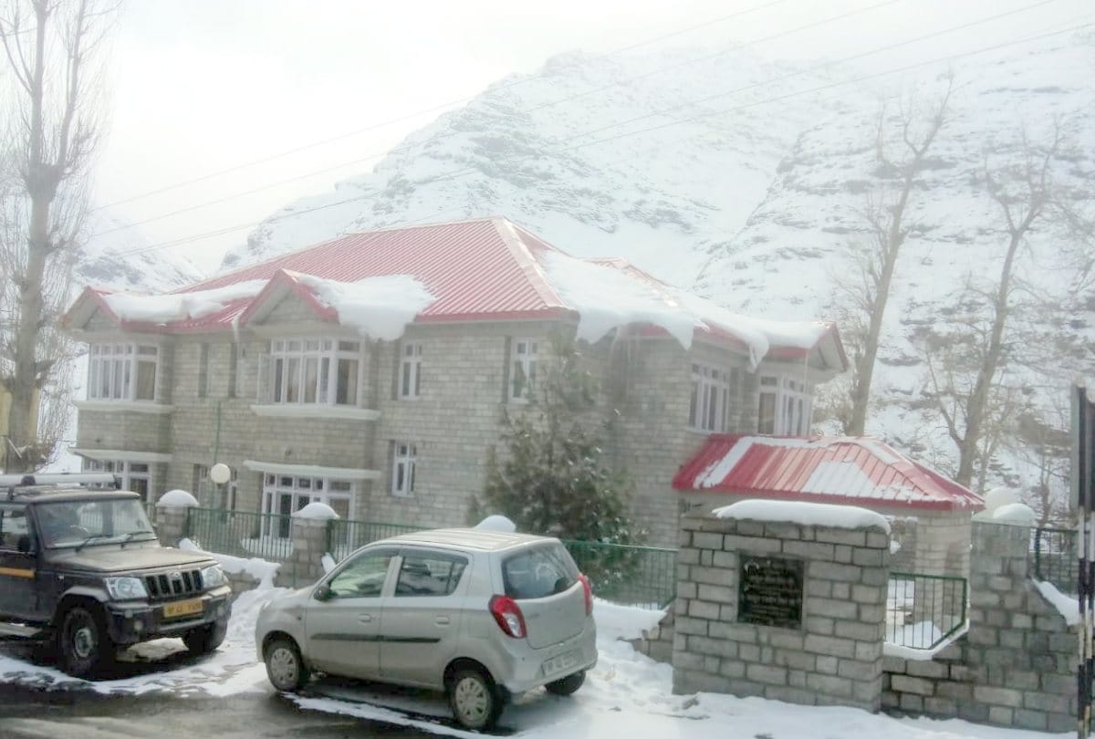 weather today: Snowfall on the high peaks of Himachal including the North Portal of Atal Tunnel, see spectacular photos