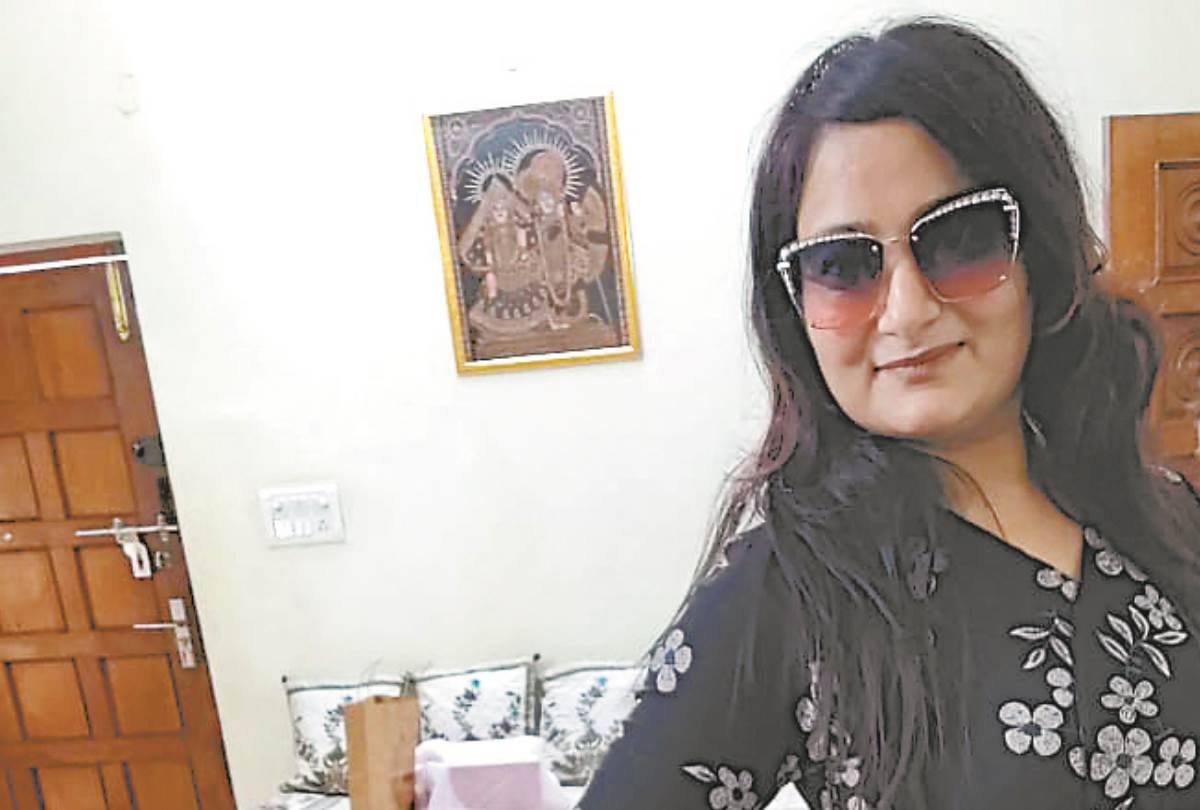 women are doing business with the help of whatsapp groups in lucknow