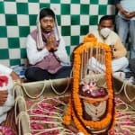 पूजा करते कैबिनेट मंत्री नंद गोपाल नंदी।