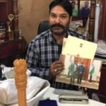 पटियाला के नीडल मैन कहे जाने वाले अरुण बजाज प्रमाणपत्र दिखाते हुए।