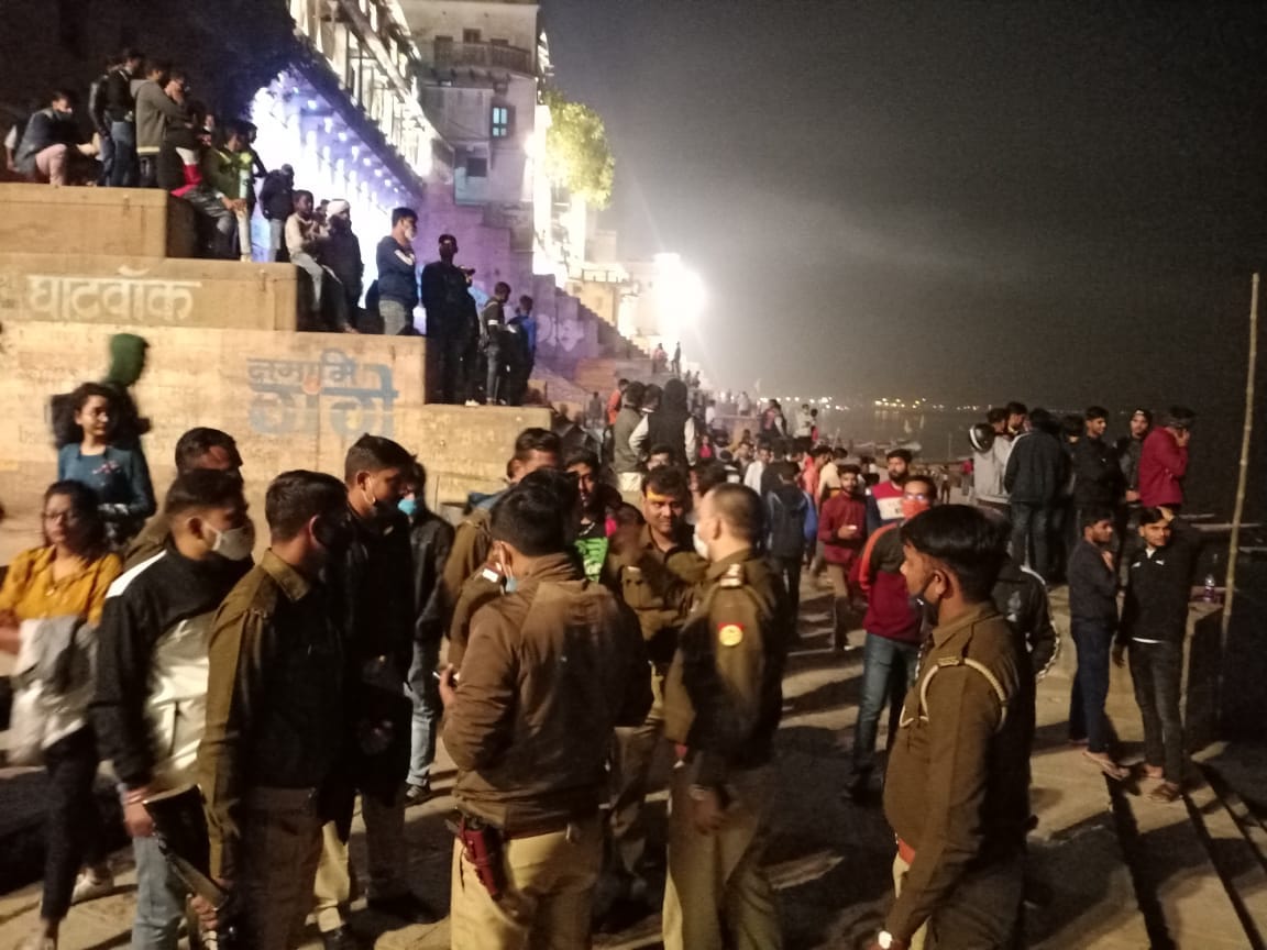 Varanasi Boat overturned in the wake of taking a selfie at Janaki Ghat at ganga rescue 