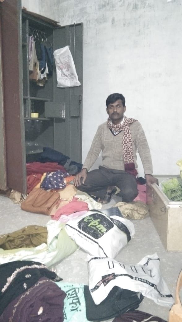 bekaree kaarobaaree ke ghar samet paanch dukaanon se laakhon kee choree