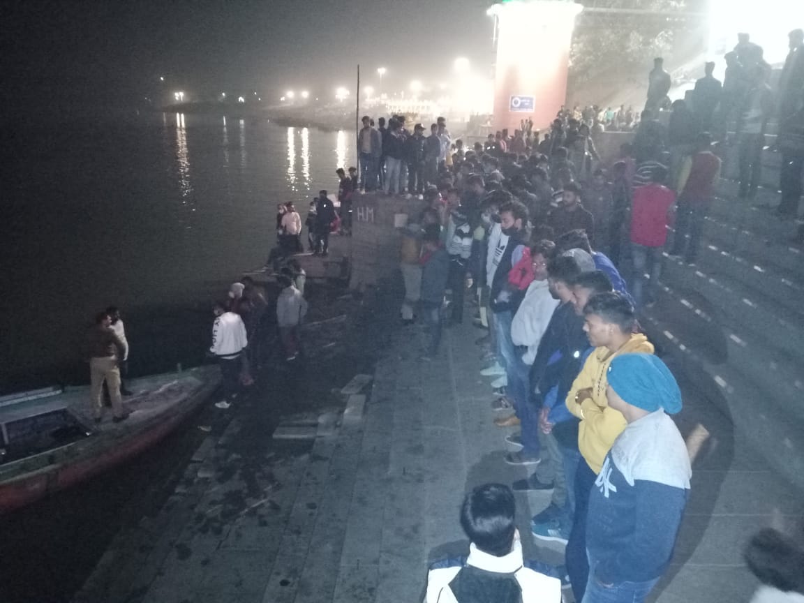 Varanasi Boat overturned in the wake of taking a selfie at Janaki Ghat at ganga rescue 