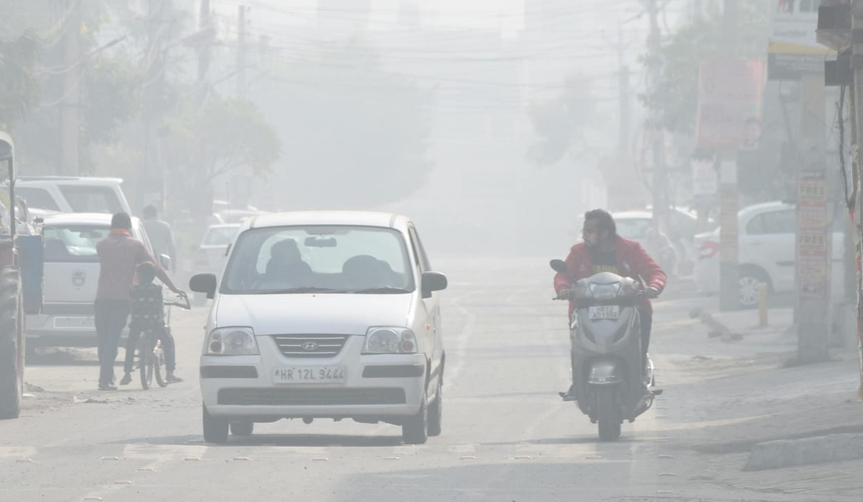 City's air polluted by diesel vehicles of farmers going to Delhi, AQI crosses 400
