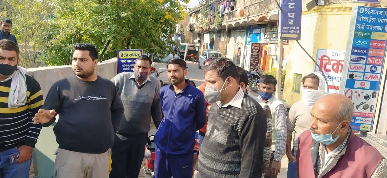 Four lakh mobile phones were broken by breaking the locks of the shop