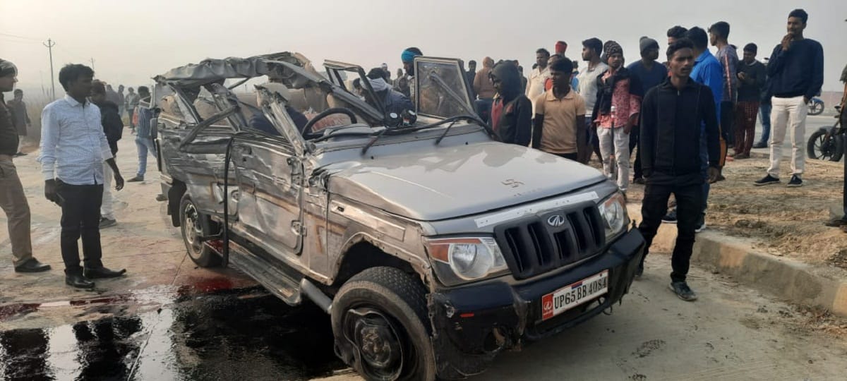 Three people died in collision between Bus and Bolero on Varanasi-Jaunpur highway