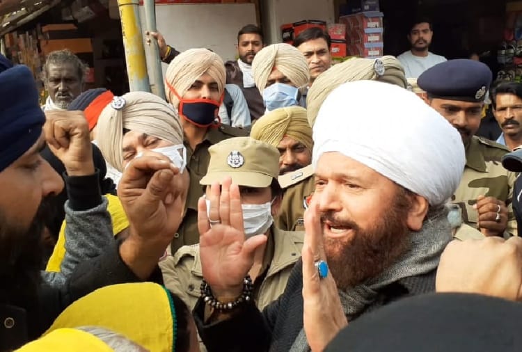 BJP MP Hansraj Hans faces protest from farmers in Moga of Punjab
