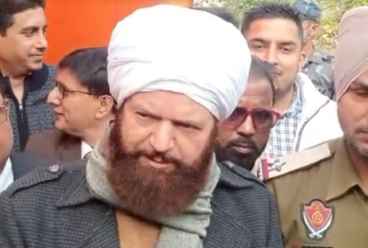 BJP MP Hansraj Hans faces protest from farmers in Moga of Punjab