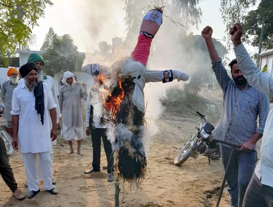 The farmers burnt the effigy of the central government