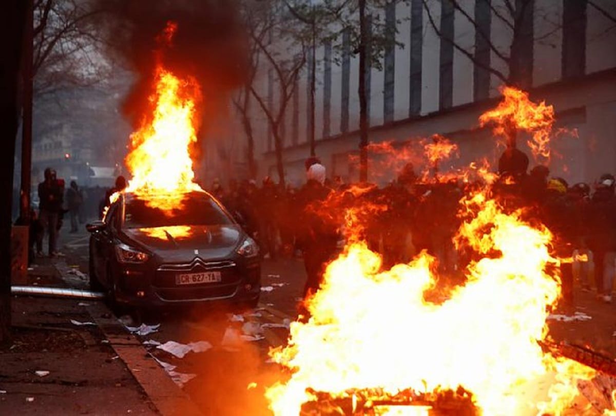 Violent clash between police and protesters in France