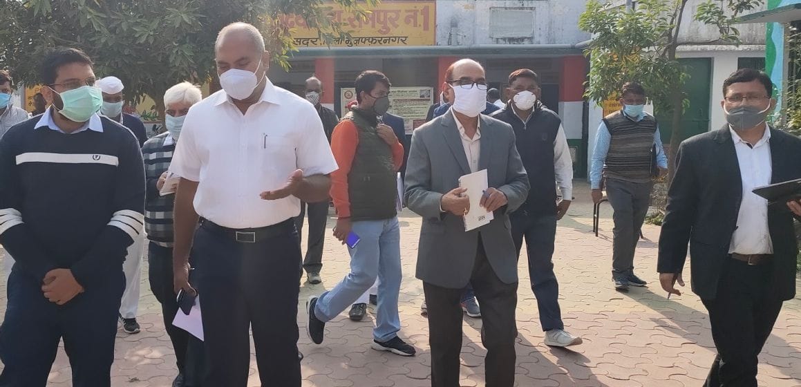 Mandalayukta inspects booths