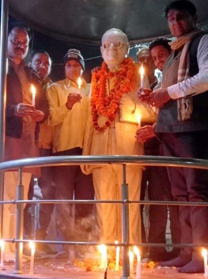 Worshiped the garland on Ambedkar's statue