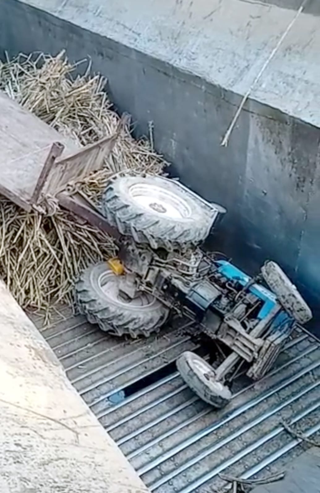 Sugarcane-laden trolley fell into the chain of cane yard