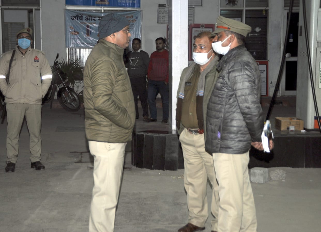 The crooks roamed around in the city for three and a half hours