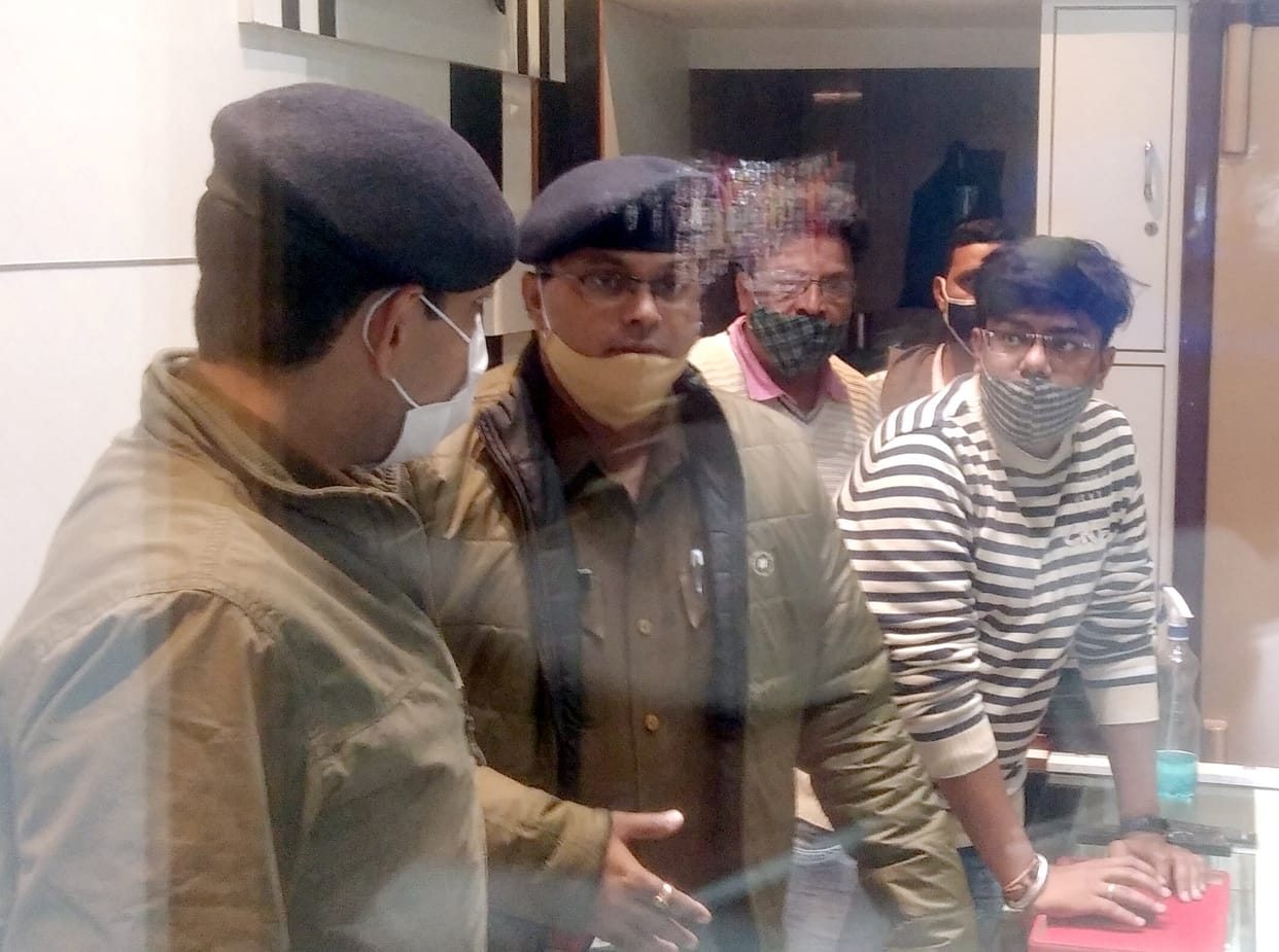 Attempted robbery from Saraf, crooks ran away by firing