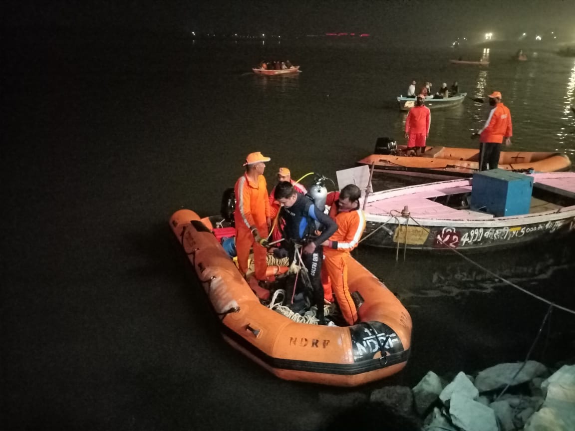 Varanasi Boat overturned in the wake of taking a selfie at Janaki Ghat at ganga rescue 