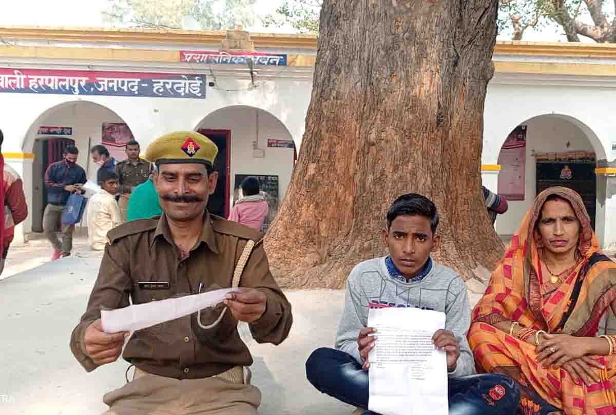 UP: constable suspended in Hardoi sent resignation to SP, sitting on dharna, allegations of indiscipline were alleged