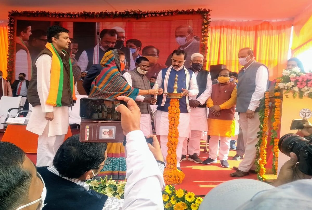 Deputy Chief Minister gives ROB gift to the people of Bara and Koraon