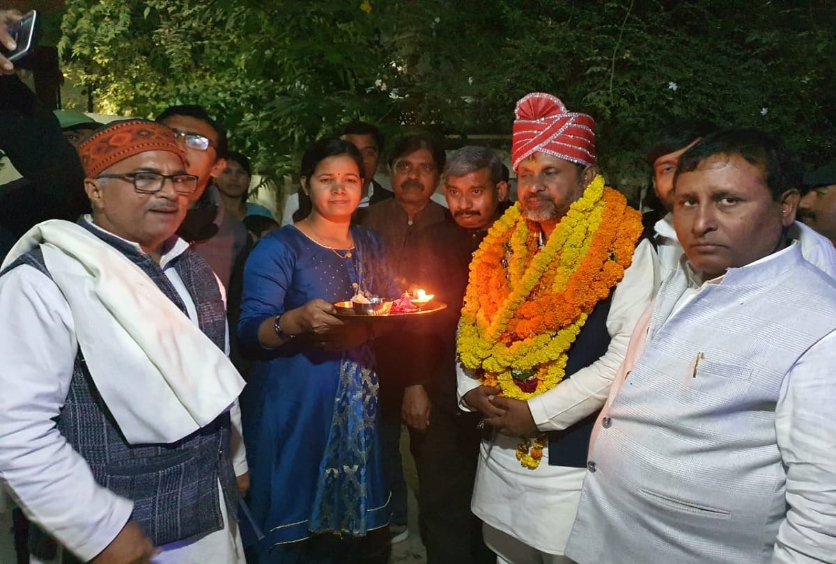 Man Singh returns after winning MLC seat, celebrations continue in SP
