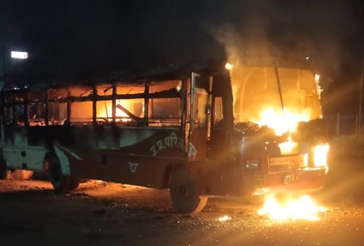 Roadways bus caught fire on Agra ISBT