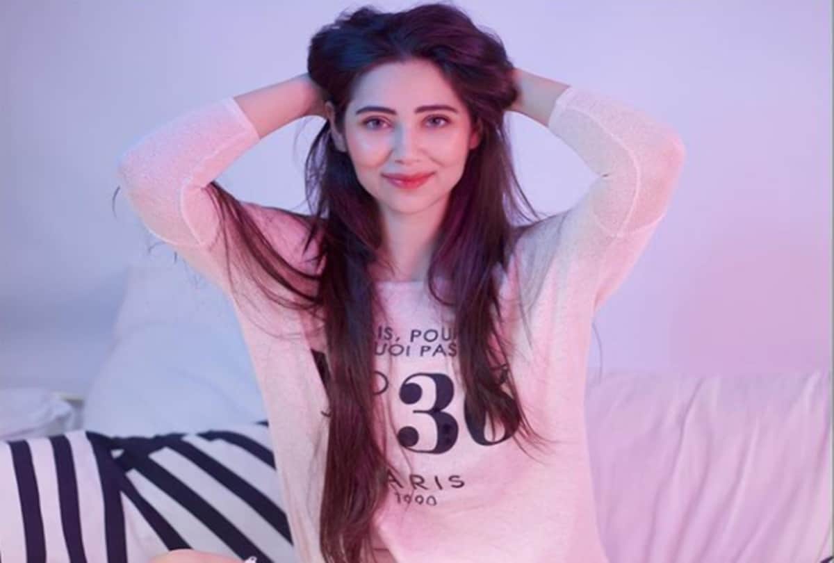 Veteran Actress Salma Agha Daughter Zara Khan Gets Rape Threats On Instagram Complaint Filed