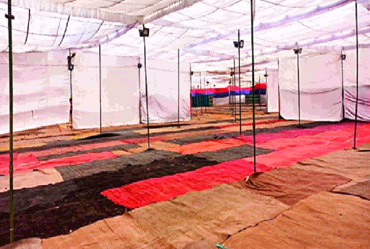 There is silence in the government tent of Nirankari Maidan