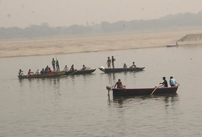 खोजबीन करते गोताखोर।