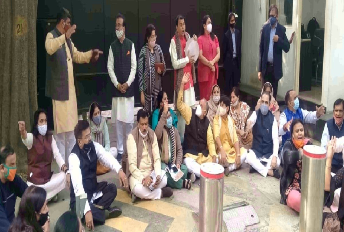 Delhi: All three Municipal Corporation mayors protest at Chief Minister residence to demand funds