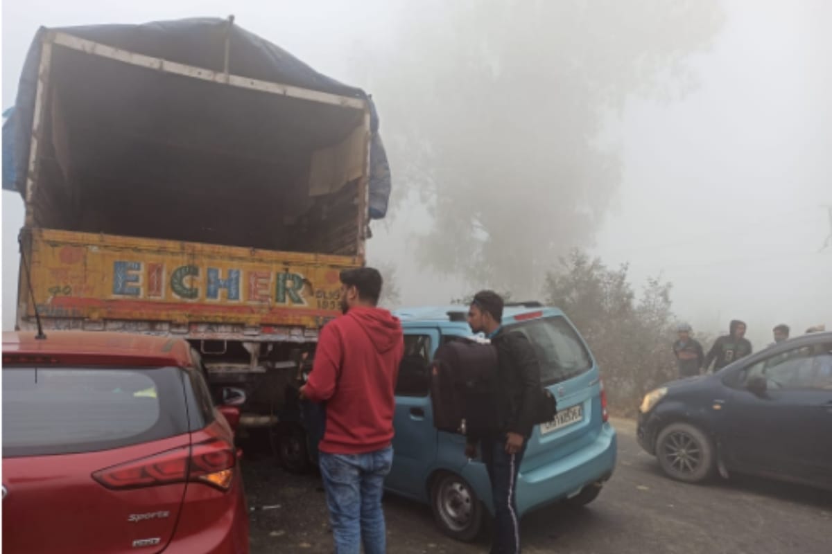 Three vehicles collided due to fog in basti
