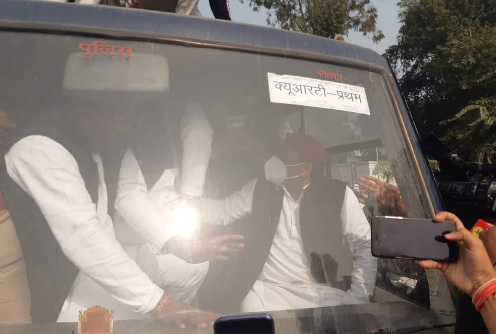 Akhilesh Yadav joins protest, lathicharge on samajwadi party activists in Lucknow.