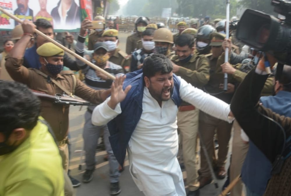 Akhilesh Yadav joins protest, lathicharge on samajwadi party activists in Lucknow.