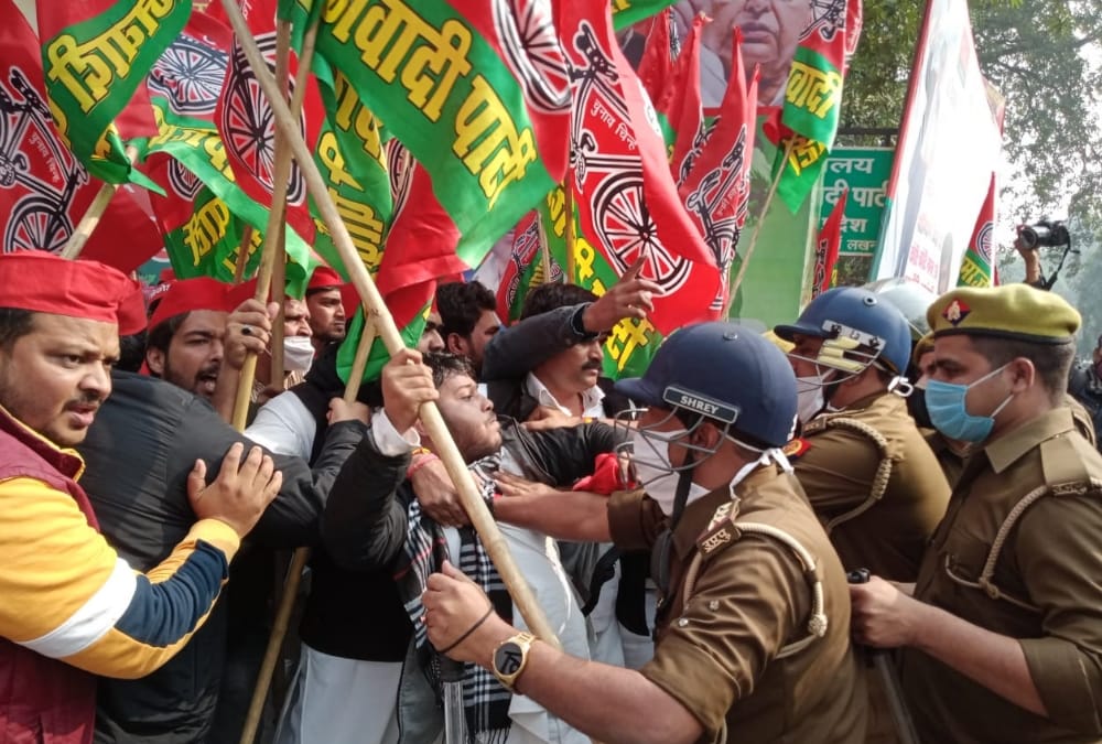 Akhilesh Yadav joins protest, lathicharge on samajwadi party activists in Lucknow.