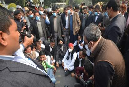 सड़क पर अखिलेश यादव